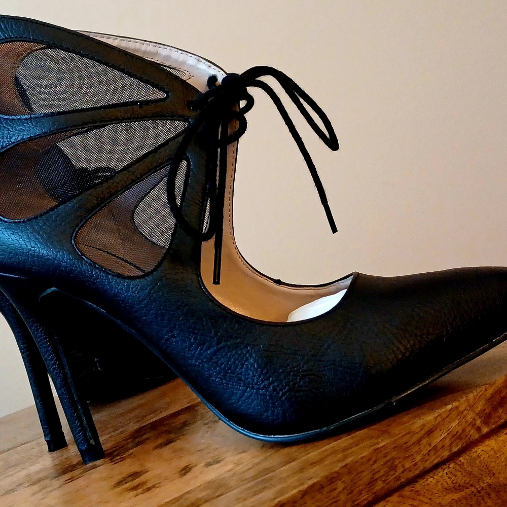 8.5 BLACK MADISON LACE UP MESH PUMPS